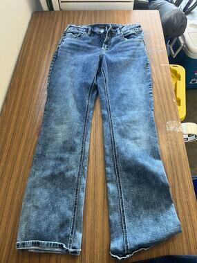 Women Silver Jeans Co. medium wash blue denim jeans with embroidered back pocket